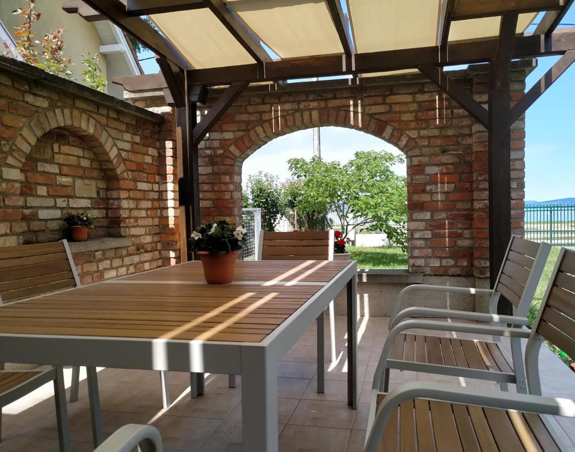 Exclusive Beachfront Villa Fonyód 외부 사진